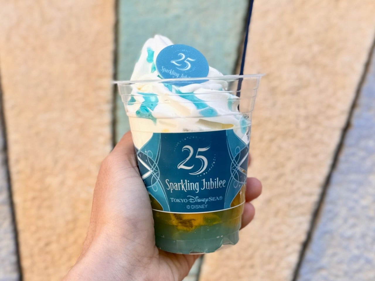 東京ディズニーシー25周年&ldquo;スパークリング・ジュビリー&rdquo;食べ歩きフード「スペシャルサンデー（ライチーゼリー、わらび餅、みかん）」