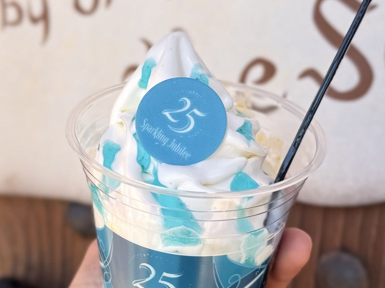 東京ディズニーシー25周年&ldquo;スパークリング・ジュビリー&rdquo;食べ歩きフード「スペシャルサンデー（ライチーゼリー、わらび餅、みかん）」トッピング