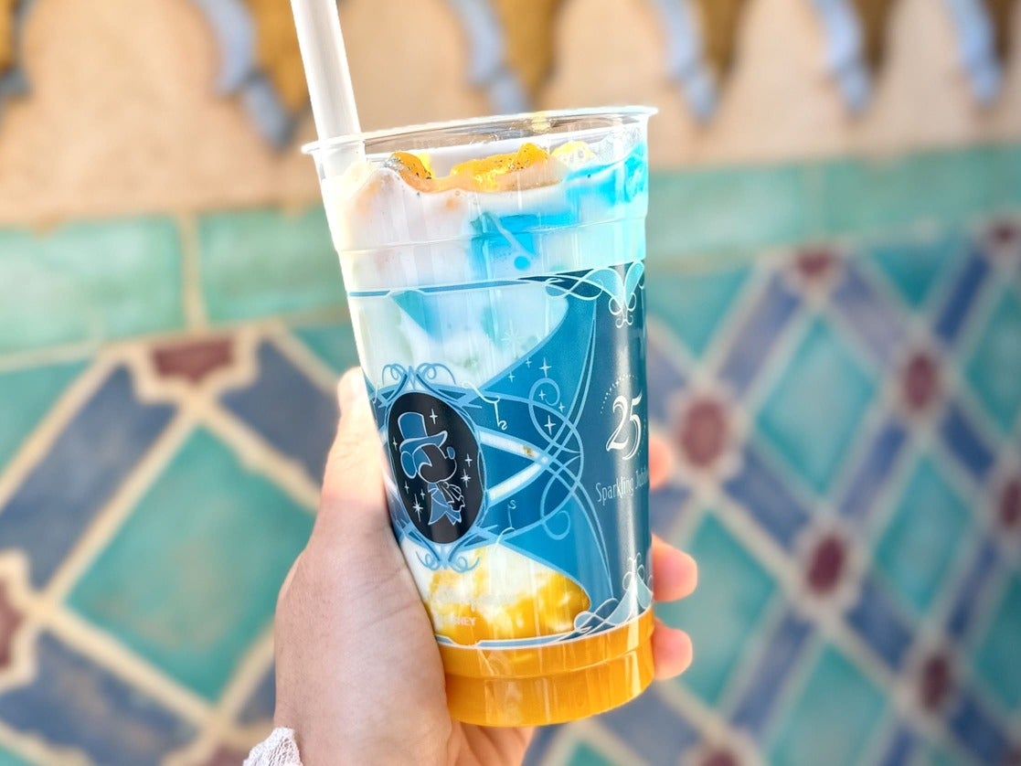 東京ディズニーシー25周年&ldquo;スパークリング・ジュビリー&rdquo;食べ歩きドリンク「スペシャルラッシー（マンゴー＆ブルーゼリー）」￥750