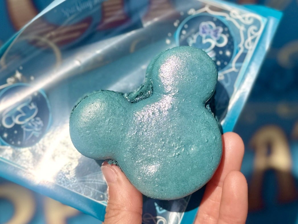 東京ディズニーシー25周年&ldquo;スパークリング・ジュビリー&rdquo;食べ歩きフード「ミッキーマカロン（ホワイトチョコ）」