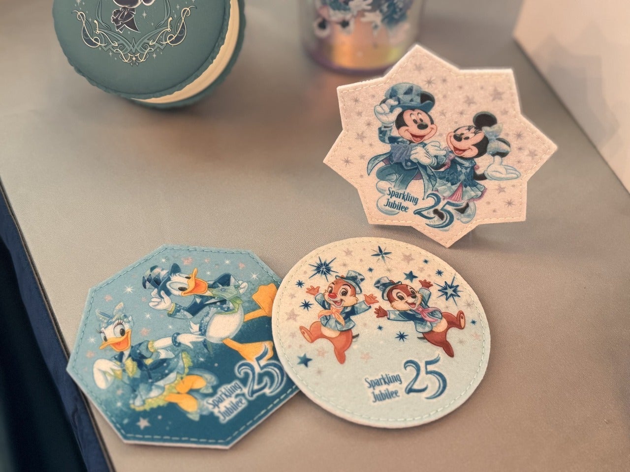 東京ディズニーシー25周年&ldquo;スパークリング・ジュビリー&rdquo;食べ歩きドリンク「「レモネード（ブルーシロップ＆バタフライピー）、スーベニアコースター付き」」
