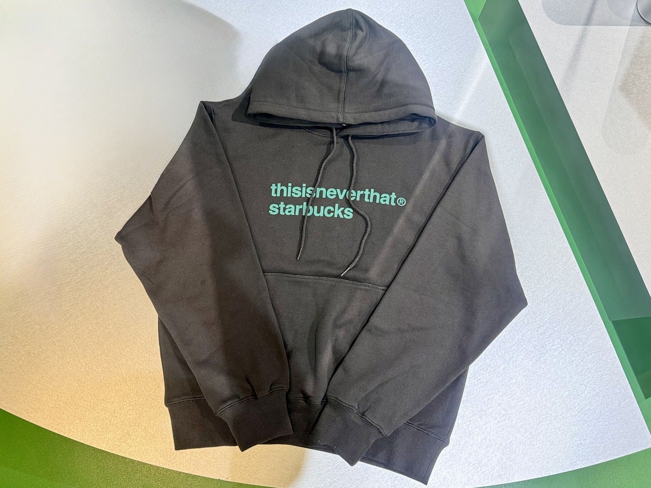 スタバ&times;韓国・ソウル発ストリートウェアブランド『thisisneverthat』コラボアイテム「thisisneverthat starbucks フーディー オフブラック 」１