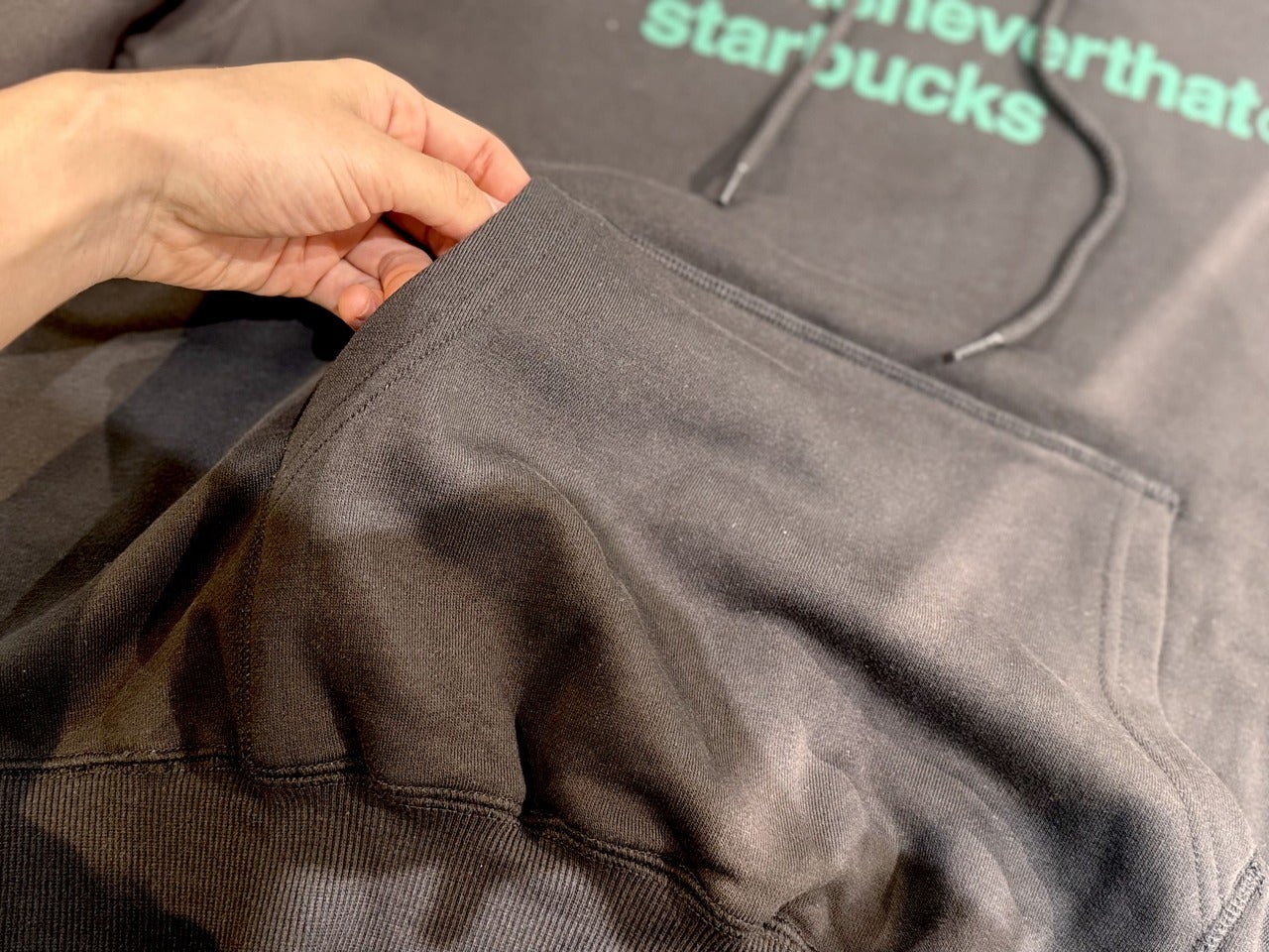 スタバ&times;韓国・ソウル発ストリートウェアブランド『thisisneverthat』コラボアイテム「thisisneverthat starbucks フーディー オフブラック 」２