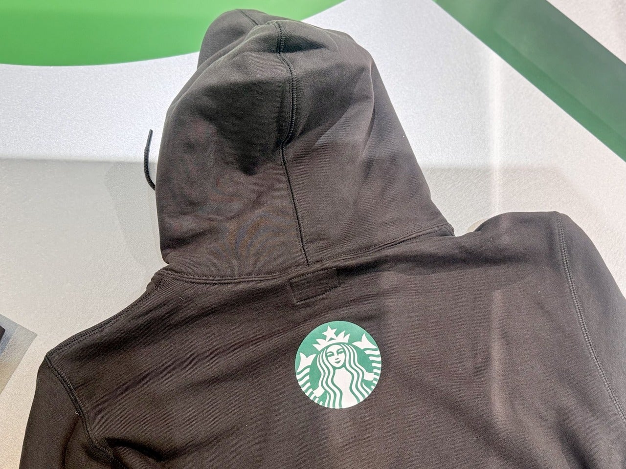 スタバ&times;韓国・ソウル発ストリートウェアブランド『thisisneverthat』コラボアイテム「thisisneverthat starbucks フーディー オフブラック 」３