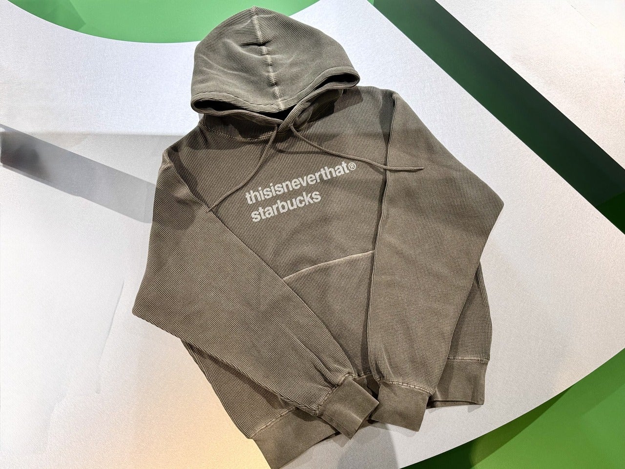 スタバ&times;韓国・ソウル発ストリートウェアブランド『thisisneverthat』コラボアイテム「thisisneverthat starbucks ワッフルフーディー カーキ 」１