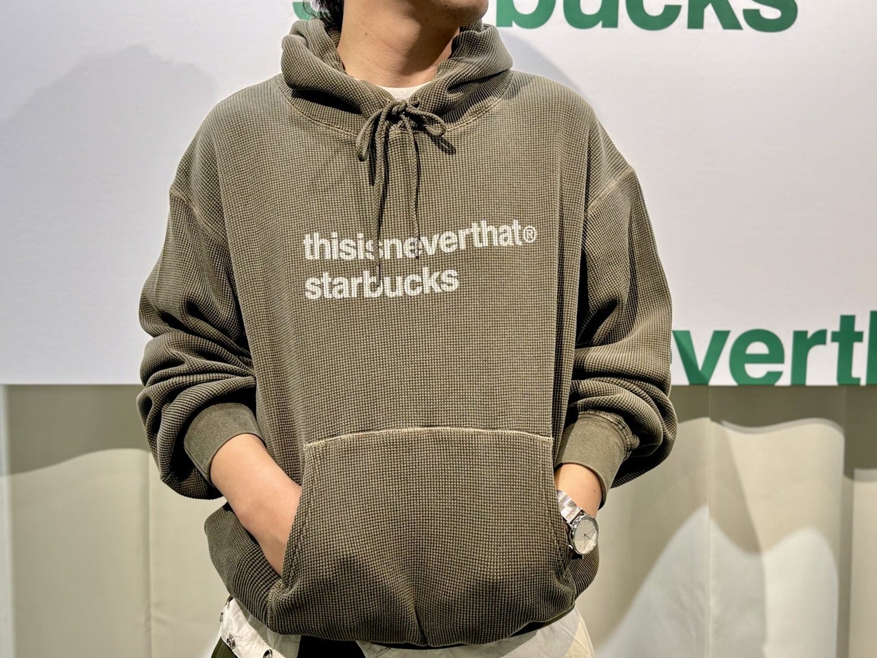 スタバ&times;韓国・ソウル発ストリートウェアブランド『thisisneverthat』コラボアイテム「thisisneverthat starbucks ワッフルフーディー カーキ 」着用イメージ１