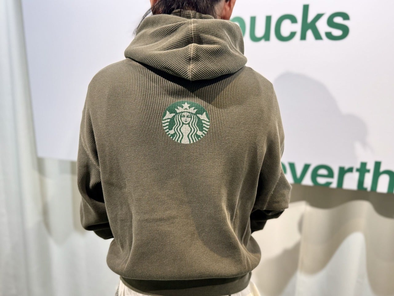 スタバ&times;韓国・ソウル発ストリートウェアブランド『thisisneverthat』コラボアイテム「thisisneverthat starbucks ワッフルフーディー カーキ 」着用イメージ２