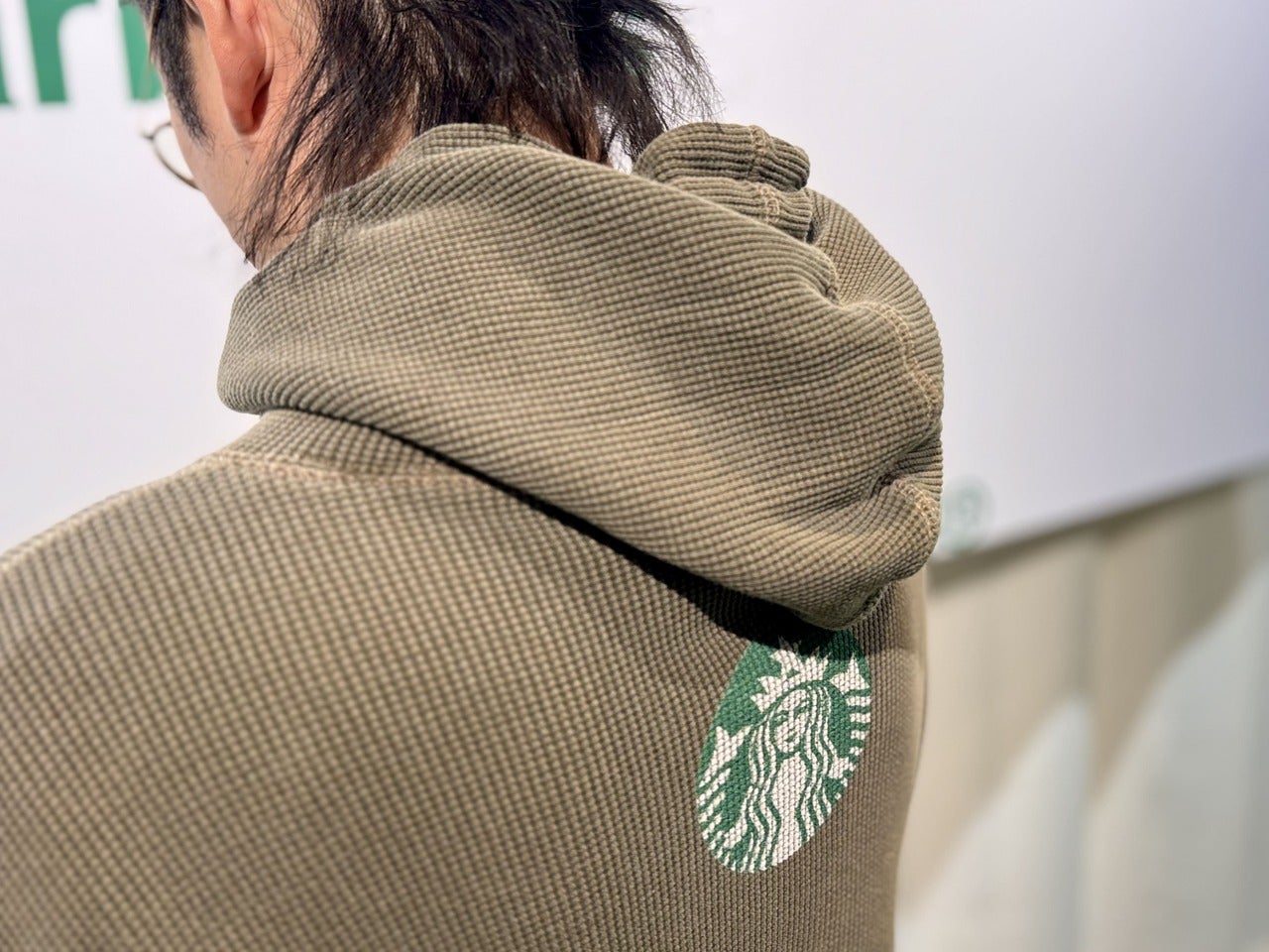 スタバ&times;韓国・ソウル発ストリートウェアブランド『thisisneverthat』コラボアイテム「thisisneverthat starbucks ワッフルフーディー カーキ 」着用イメージ３