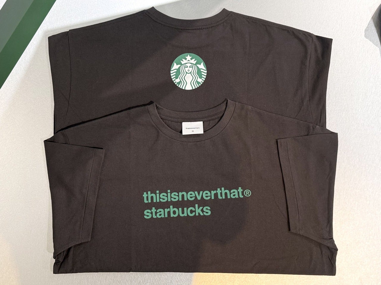 スタバ&times;韓国・ソウル発ストリートウェアブランド『thisisneverthat』コラボアイテム「thisisneverthat starbucks S/S Tシャツ」ブラック