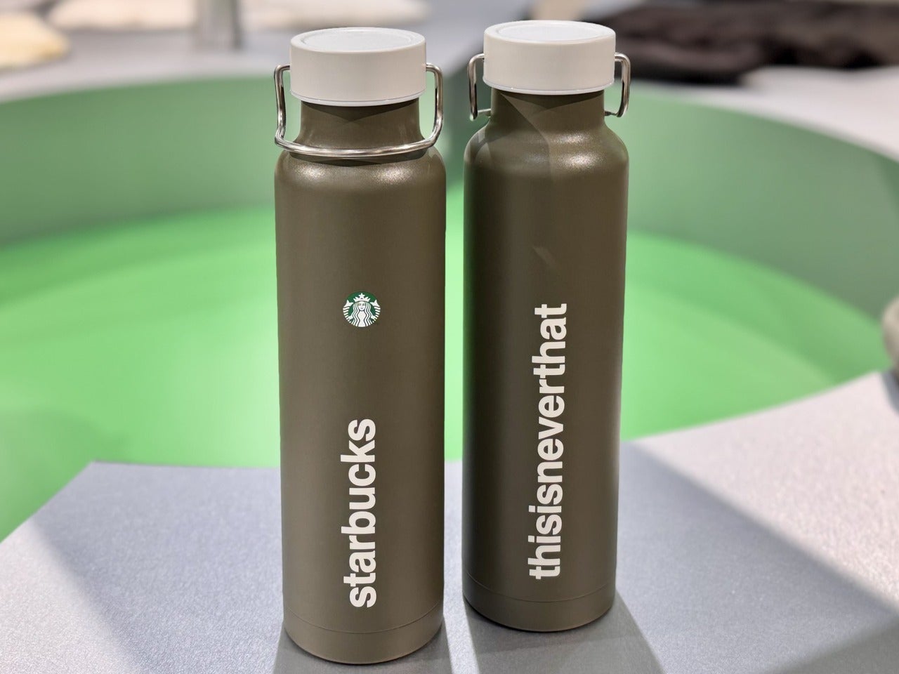 スタバ&times;韓国・ソウル発ストリートウェアブランド『thisisneverthat』コラボアイテム「thisisneverthat starbucks ハンドルリッドステンレスボトル 680ml」