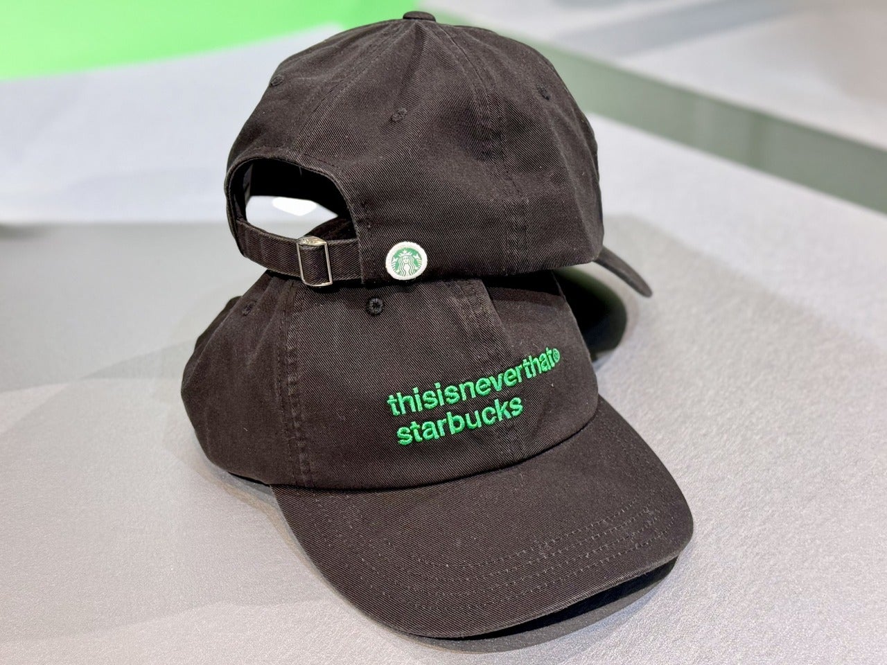 スタバ&times;韓国・ソウル発ストリートウェアブランド『thisisneverthat』コラボアイテム「thisisneverthat starbucks キャップ」ブラック