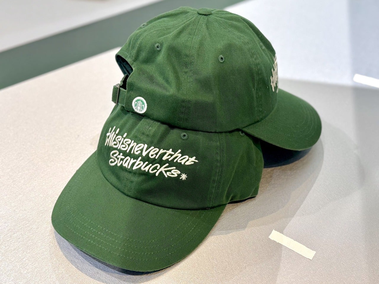 スタバ&times;韓国・ソウル発ストリートウェアブランド『thisisneverthat』コラボアイテム「thisisneverthat starbucks キャップ」グリーン