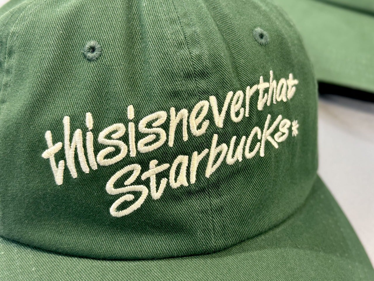 スタバ&times;韓国・ソウル発ストリートウェアブランド『thisisneverthat』コラボアイテムスクリプト体のタイポグラフィ