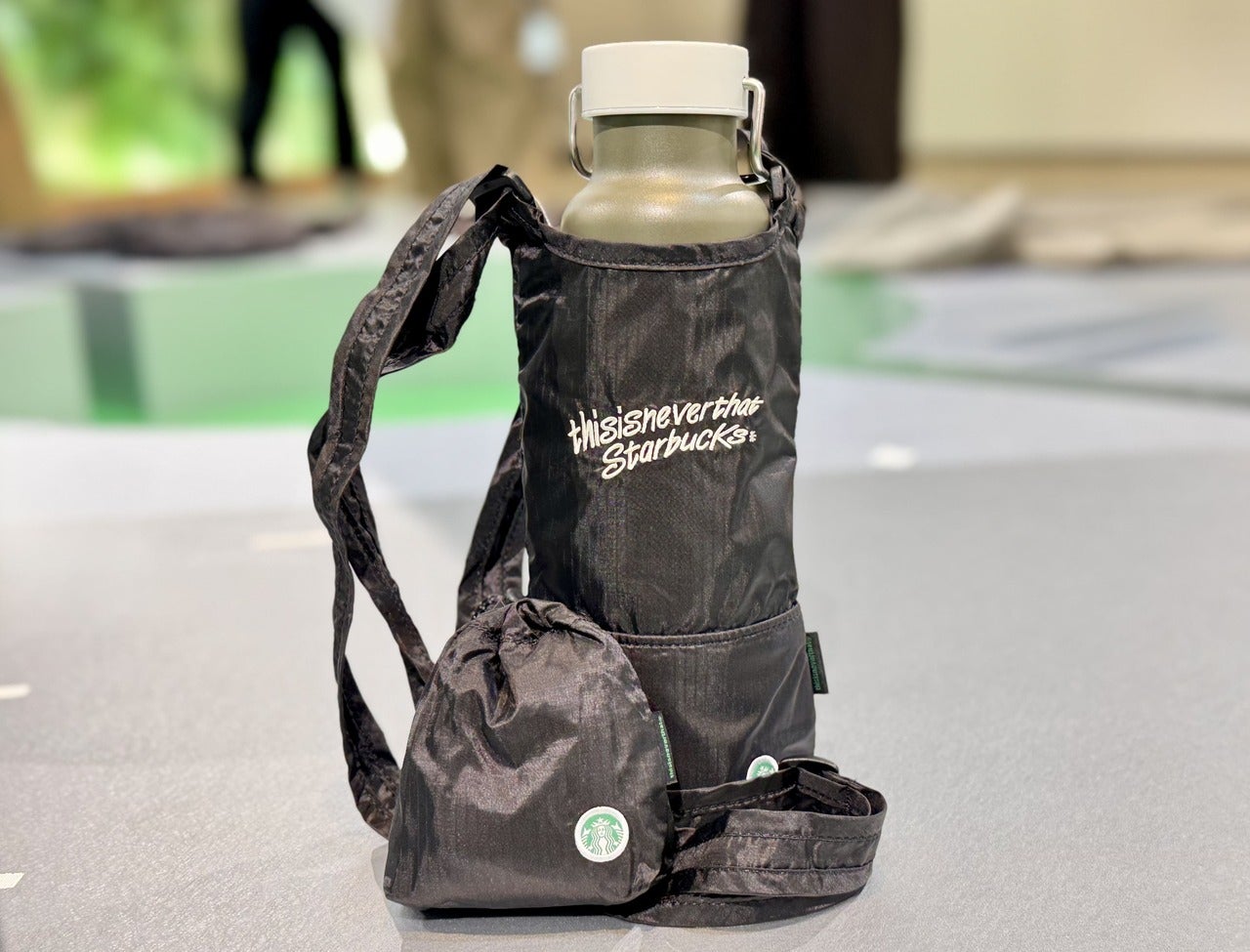 スタバ&times;韓国・ソウル発ストリートウェアブランド『thisisneverthat』コラボアイテム「thisisneverthat starbucks パッカブル ボトルバッグ ブラック」