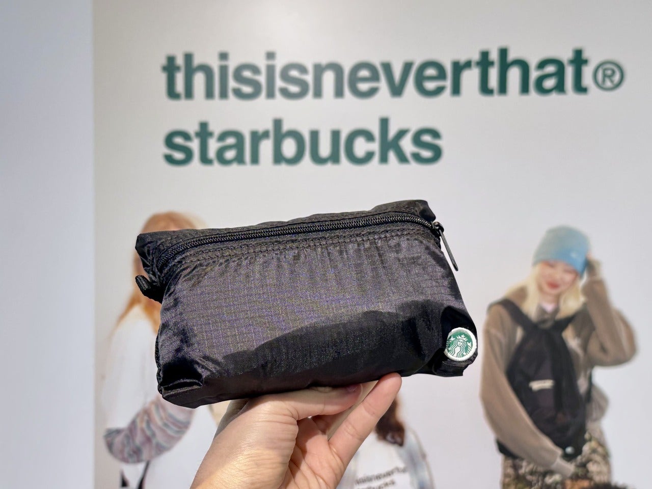 スタバ&times;韓国・ソウル発ストリートウェアブランド『thisisneverthat』コラボアイテム「＠thisisneverthat starbucks パッカブル バックパック ブラック」コンパクト収納時時の様子
