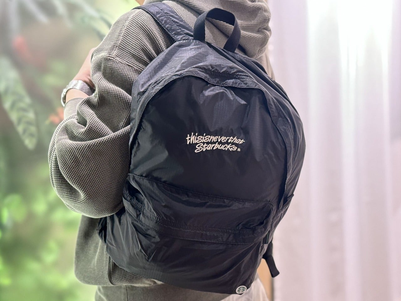 スタバ&times;韓国・ソウル発ストリートウェアブランド『thisisneverthat』コラボアイテム「thisisneverthat starbucks パッカブル バックパック ブラック」着用イメージ