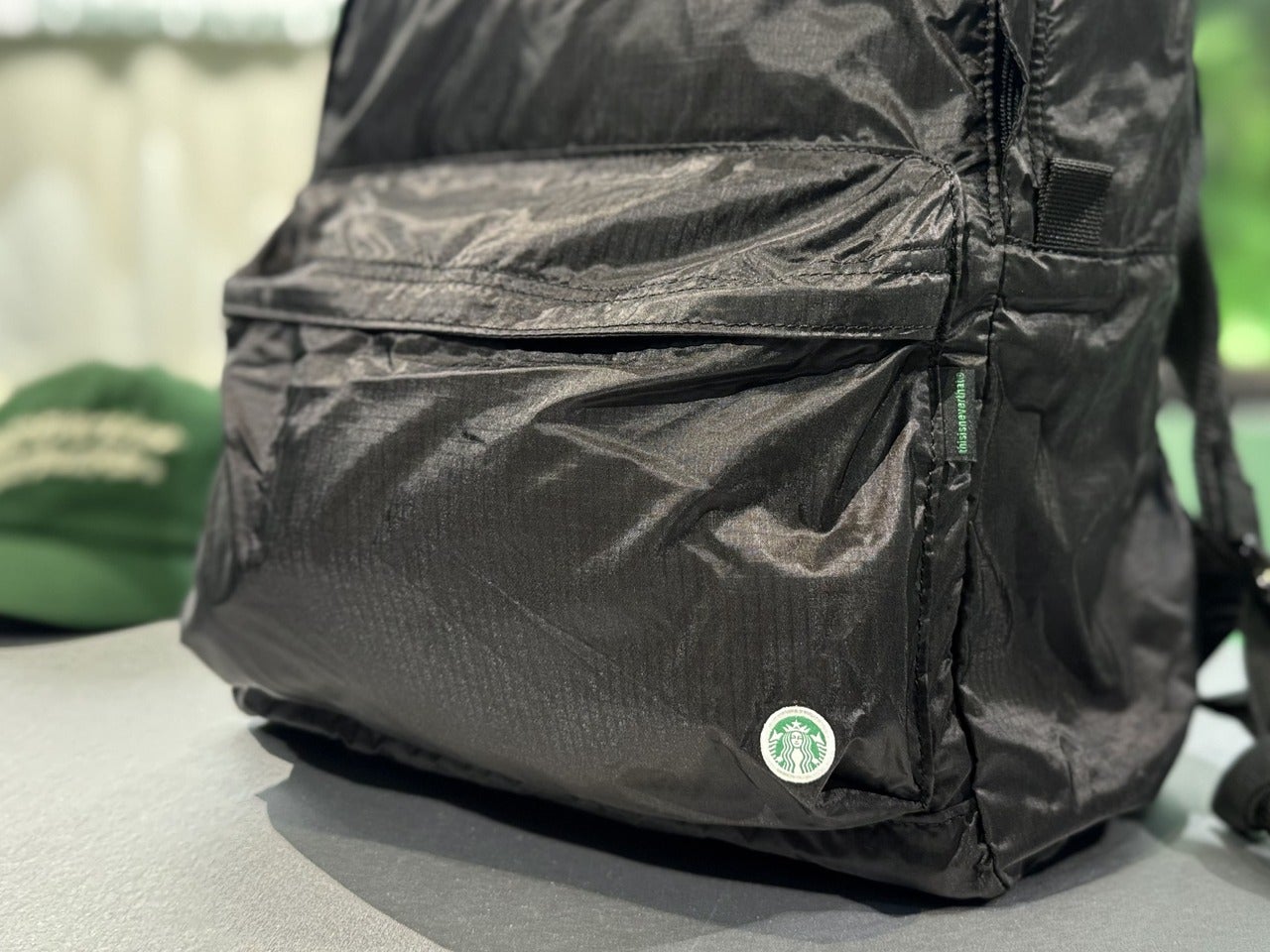 スタバ&times;韓国・ソウル発ストリートウェアブランド『thisisneverthat』コラボアイテム「thisisneverthat starbucks パッカブル バックパック ブラック」１