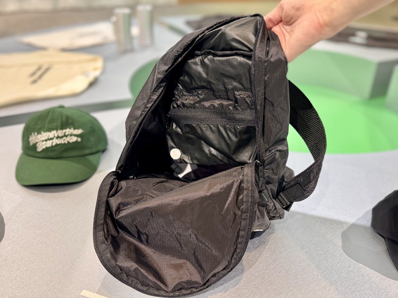 スタバ&times;韓国・ソウル発ストリートウェアブランド『thisisneverthat』コラボアイテム「thisisneverthat starbucks パッカブル バックパック ブラック」２