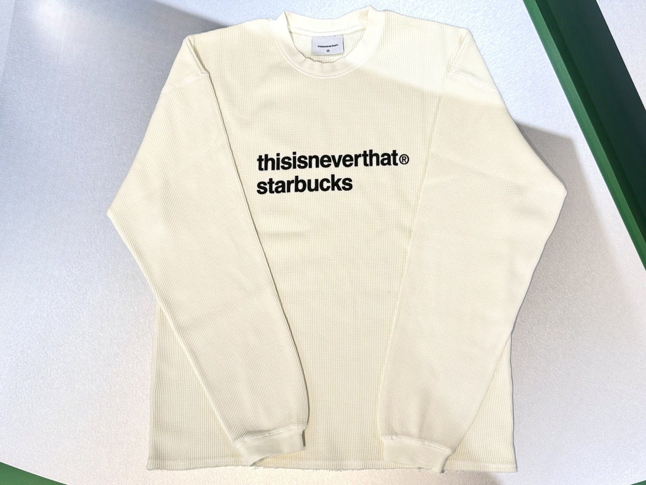 スタバ&times;韓国・ソウル発ストリートウェアブランド『thisisneverthat』コラボアイテム「thisisneverthat starbucks L/S ワッフルTシャツ 」ホワイト１