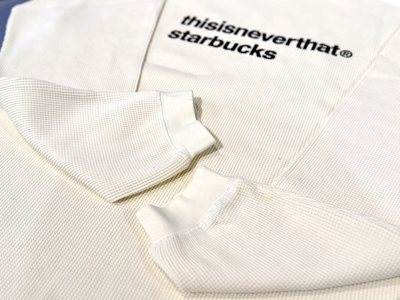 スタバ&times;韓国・ソウル発ストリートウェアブランド『thisisneverthat』コラボアイテム「thisisneverthat starbucks L/S ワッフルTシャツ 」ホワイト２