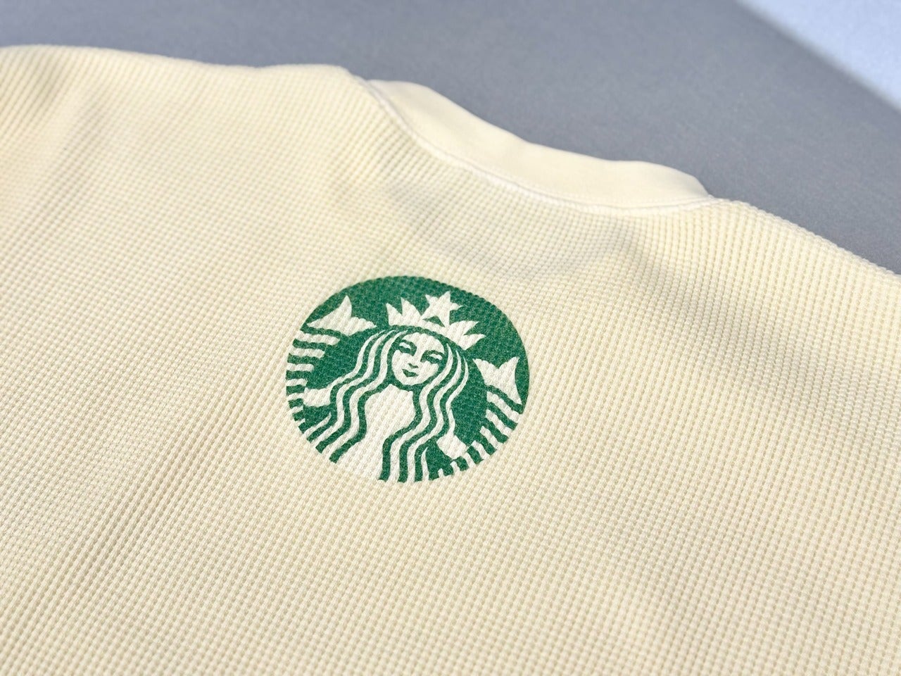 スタバ&times;韓国・ソウル発ストリートウェアブランド『thisisneverthat』コラボアイテム「thisisneverthat starbucks L/S ワッフルTシャツ 」ホワイト３