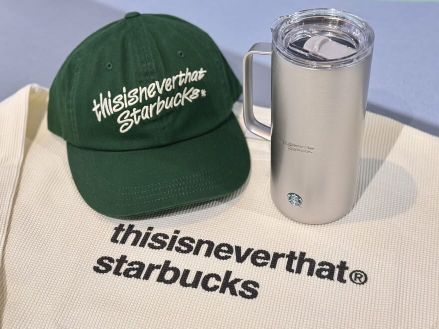 「スターバックス」と韓国発の「thisisneverthat（ディスイズネバーザット）」が衝撃コラボ！ フーディからマグタンブラーなど全10アイテムを本音レビュー！