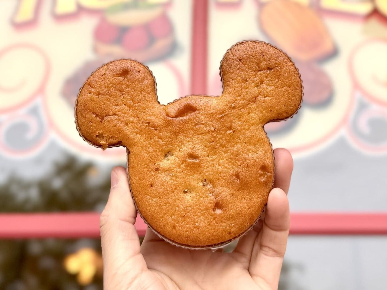 東京ディズニーシー食べ歩き定番メニュー「バナナ＆クルミマフィン」