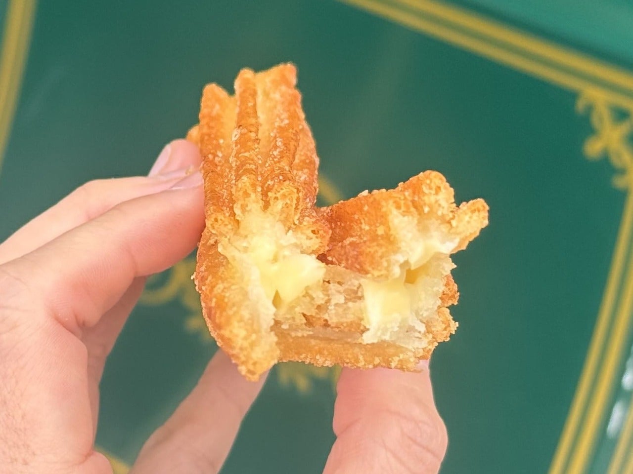 東京ディズニーシー食べ歩き定番メニュー「クレームブリュレ風チュロス」中身