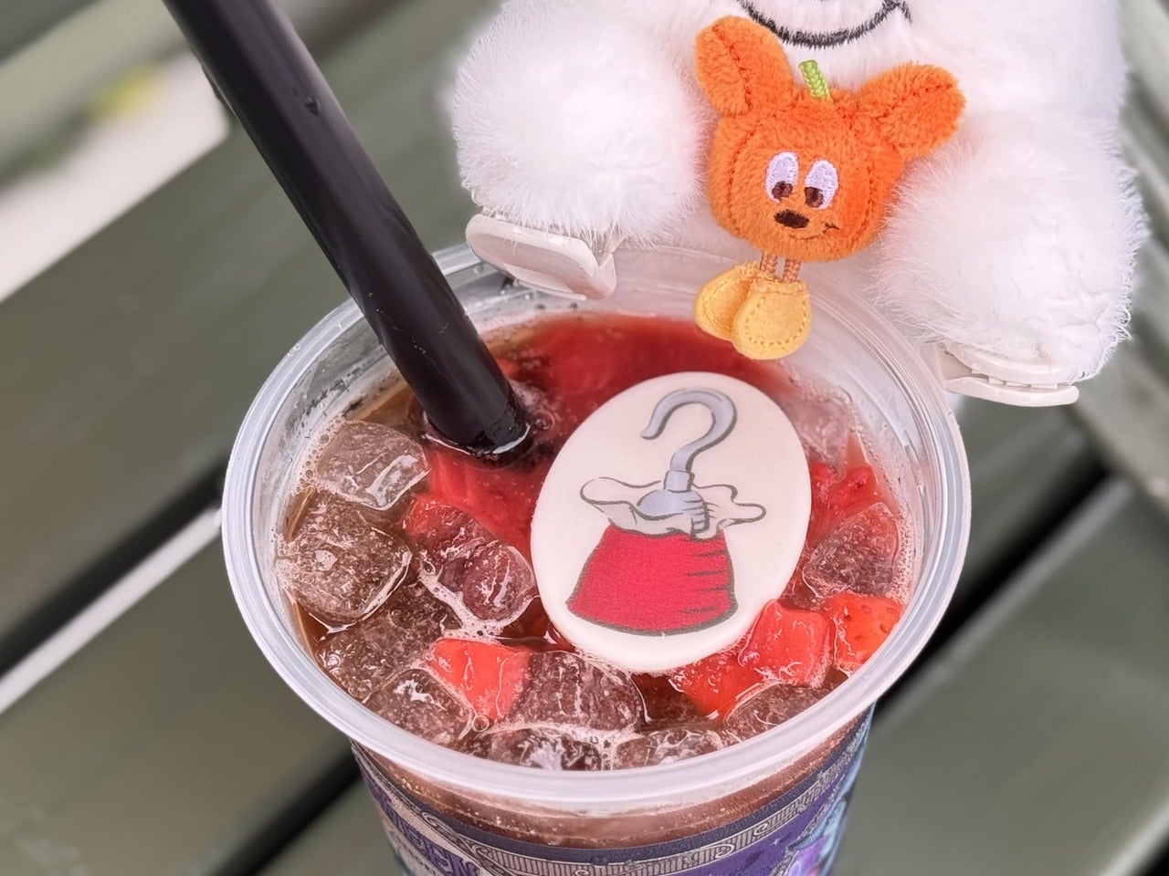 ディズニーシー2026年ハロウィンメニュー 食べ歩きおすすめグルメ「スパークリングゼリードリンク(コカ・コーラ&ストロベリー)」トッピング