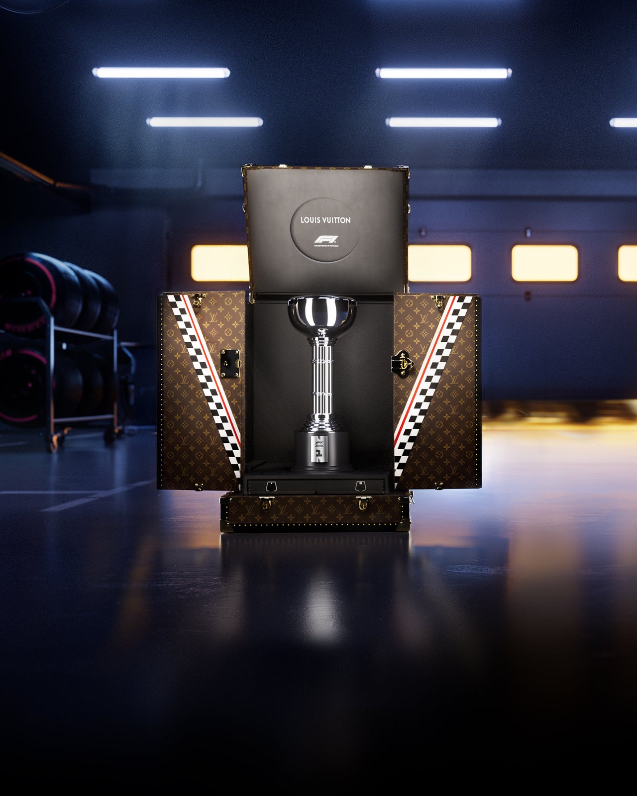 ルイ・ヴィトンが製作したF1日本グランプリ2026のトロフィーケースの全体像