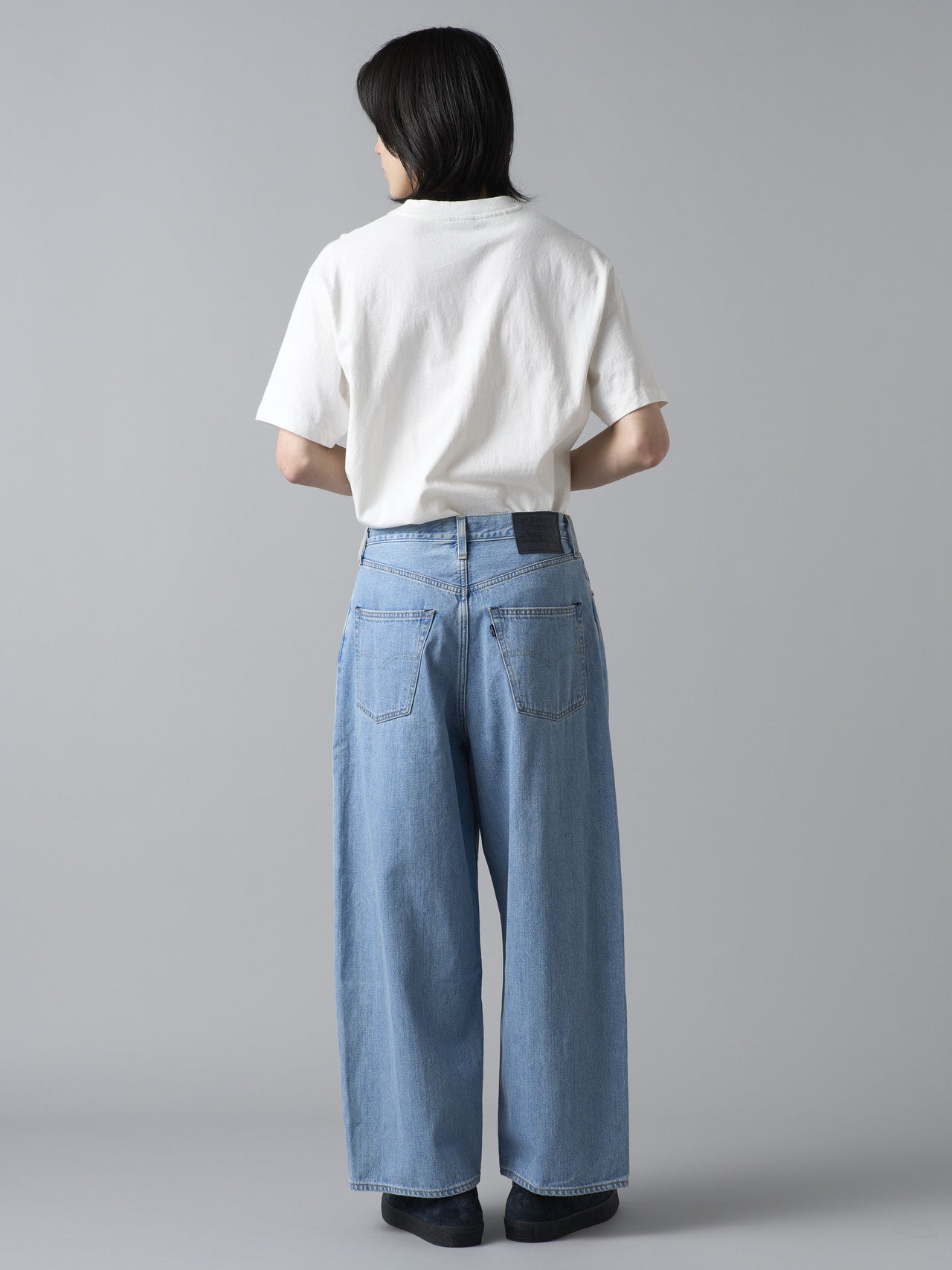 Levi's® BLUETAB™ Wide Pleats Cropの試着後ろ