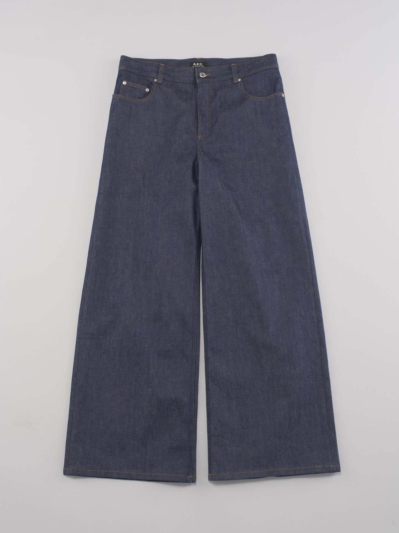 バギーなのに美しさすら感じる「アー・ペー・セー」のデニムは、古着にこそ合わせたい！[A.P.C.]【新作デニム図鑑】