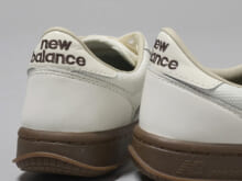 真っ白じゃないのがいい。エディターが気になった春の新作「白スニーカー」３選。ニューバランスもアディダスも、コートシューズが結局かわいい。