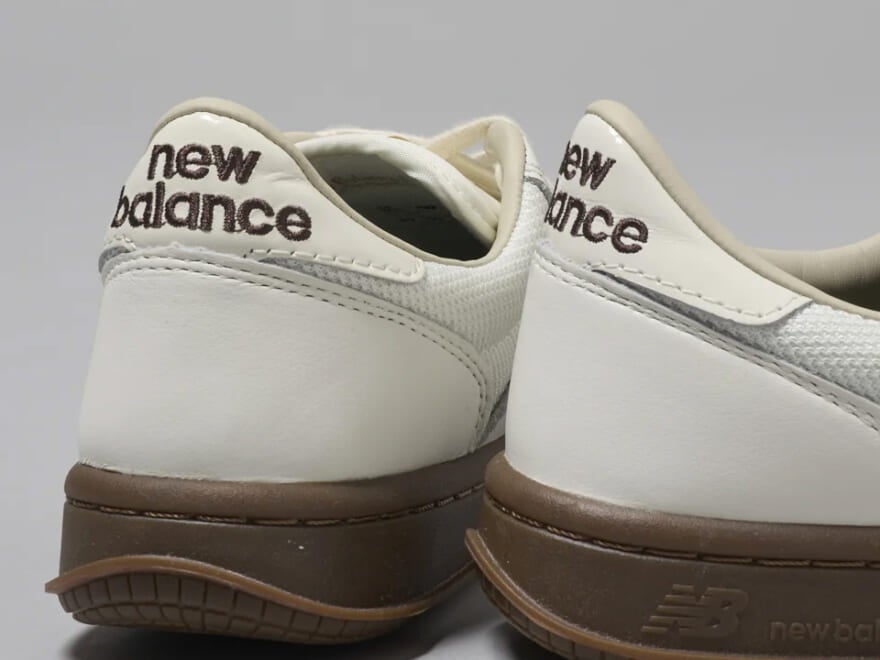 真っ白じゃないのがいい。エディターが気になった春の新作「白スニーカー」3選。ニューバランスもアディダスも、コートシューズが結局かわいい。