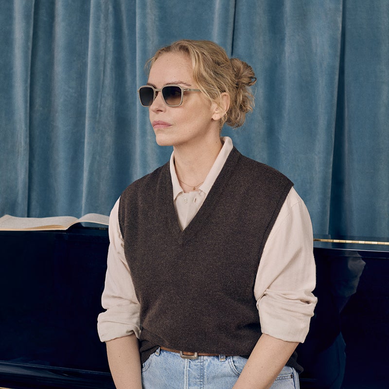 MYKITAとRIMOWAのコラボサングラスを着用するドイツ人女優のニーナ・ホス1