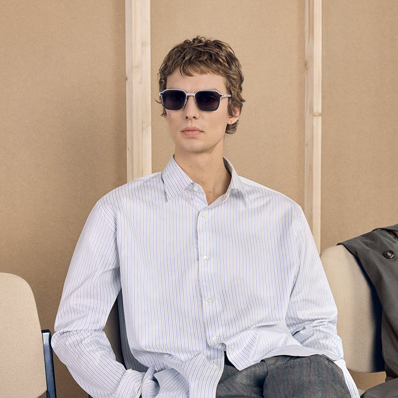 MYKITAとRIMOWAのコラボサングラスを着用するメンズモデルのレオン・デイム1