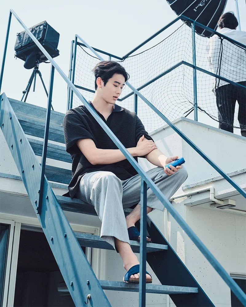 UVA（紫外線A波）は曇りを通り抜けやすい：日焼け止めを塗っているイメージ