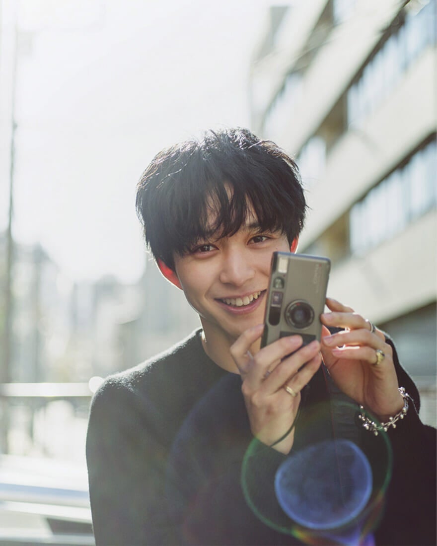 カメラを構えるメンズノンノモデルの鈴木 仁