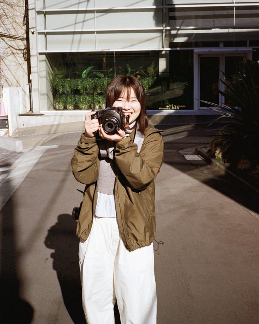 カメラを構えるフォトグラファーの野口花梨