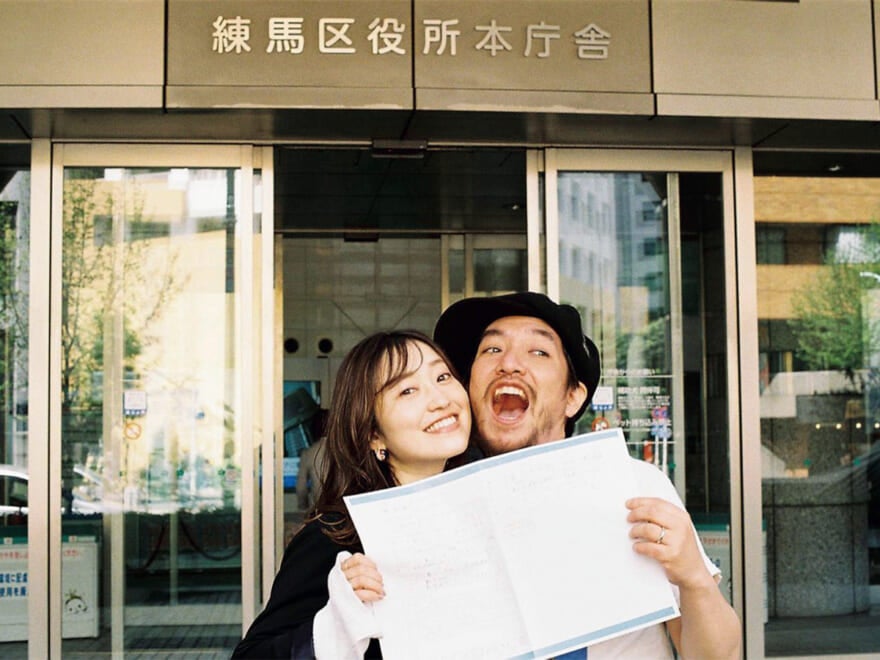 松尾 慧の友人夫婦が婚姻届を提出するときに撮影した写真