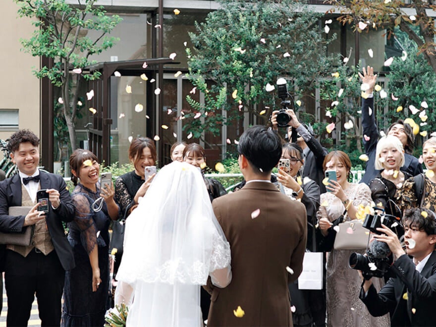 結婚式を挙げた二人の後ろ姿