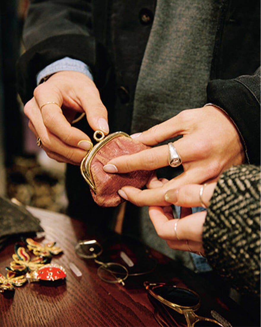 ネイルとシルバーリング、レザー小物など