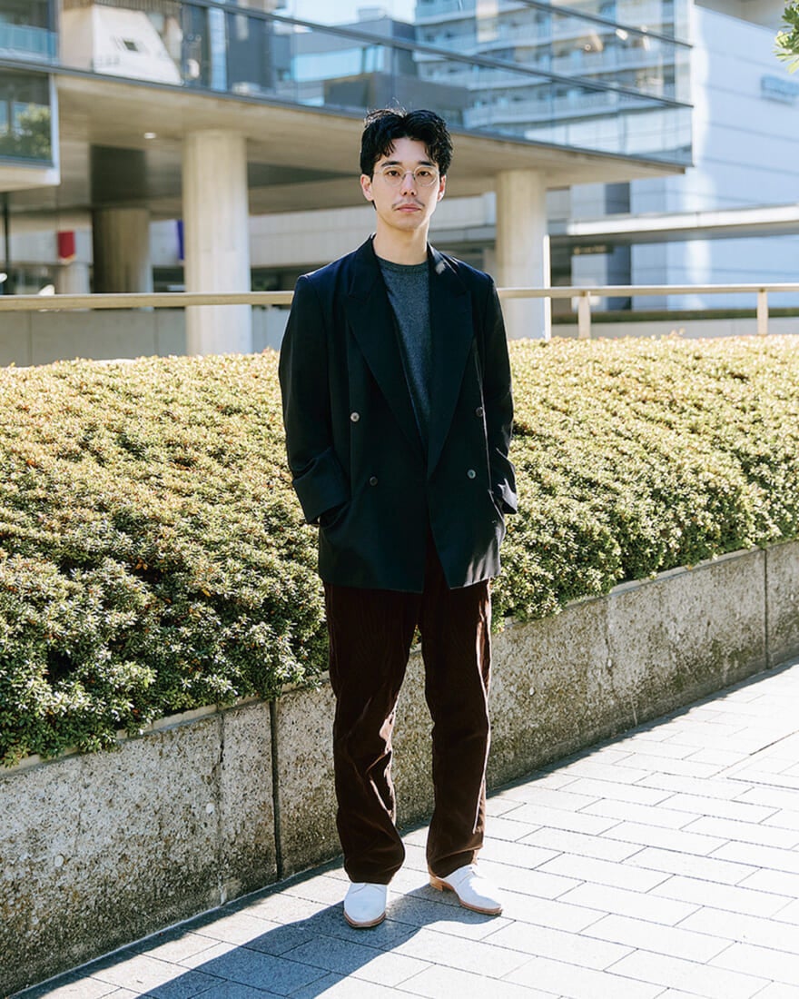 CLAN EYEWEARオーナーの前田大揮 全身