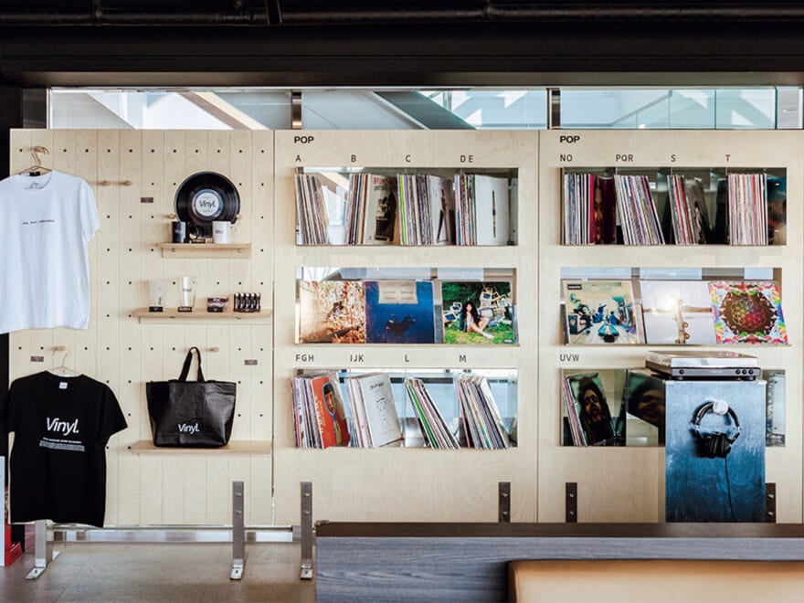LPやグッズが並ぶ棚
