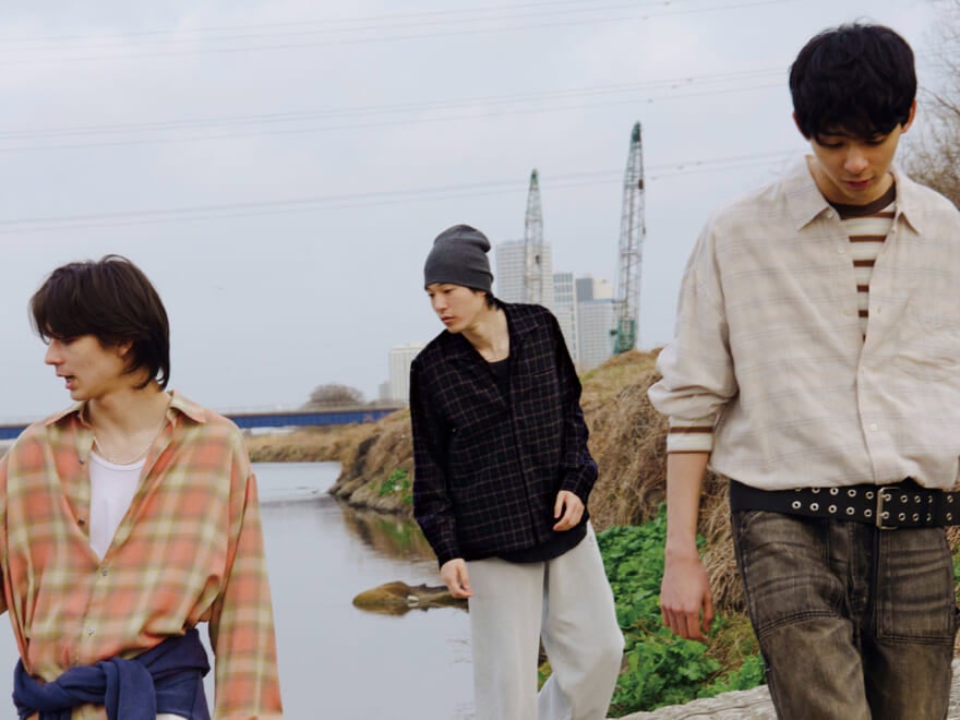 春のメンズシャツは“何柄”を選ぶ？黒のチェック、刺繍花柄...トレンドも着こなしもフリーダムでいこう！