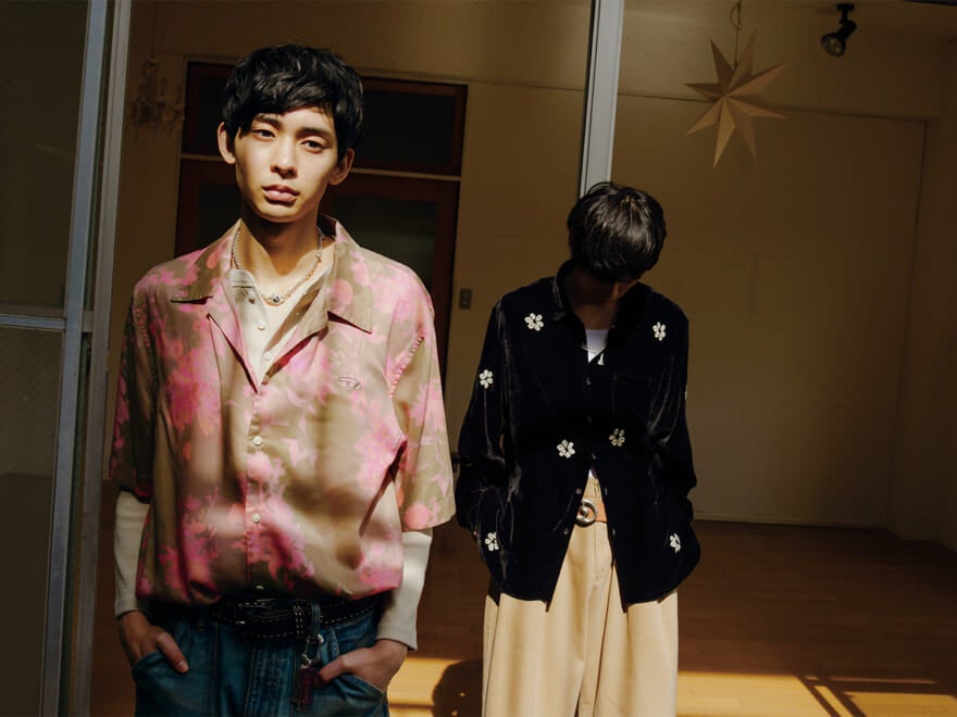 ベロアにスパンコールを刺繍した花をちりばめたシャツ