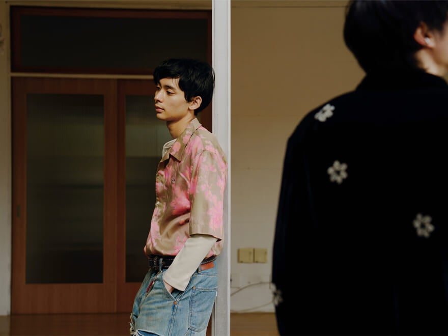 濃淡のプリントで表現された花柄シャツ