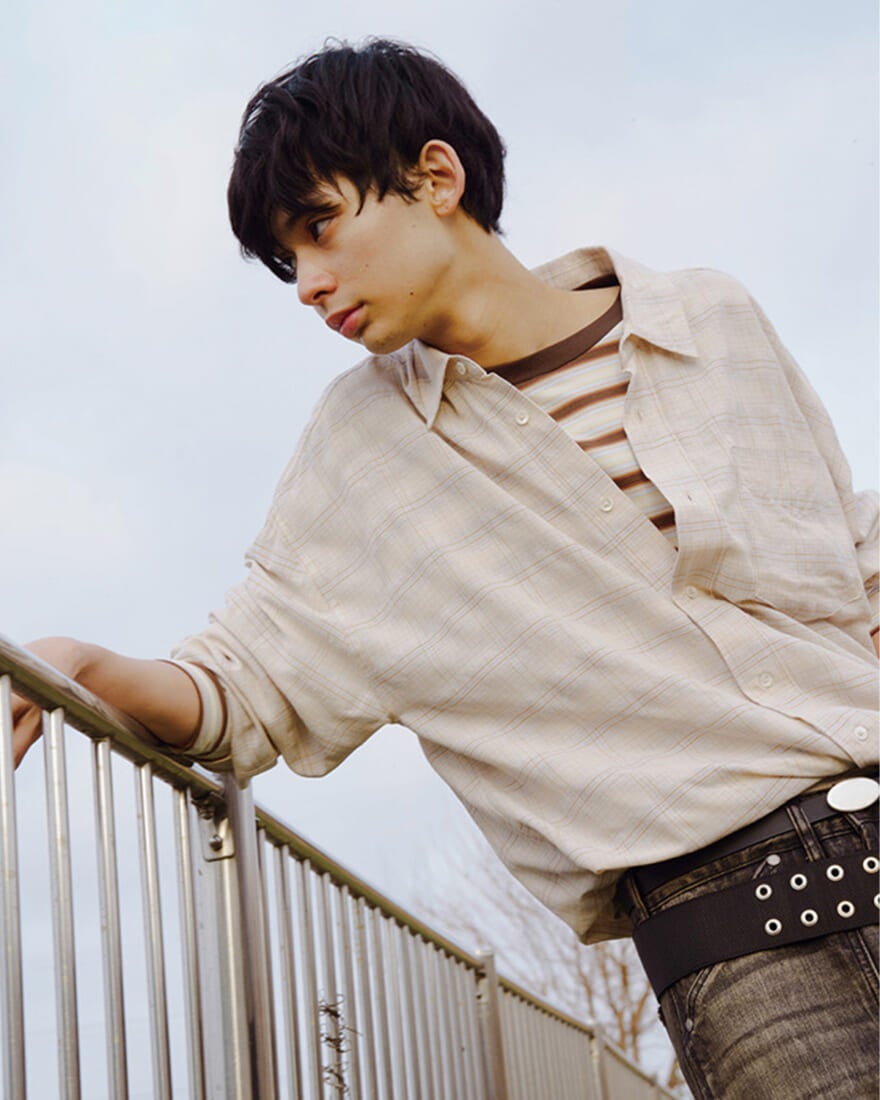 オフホワイトシャツ