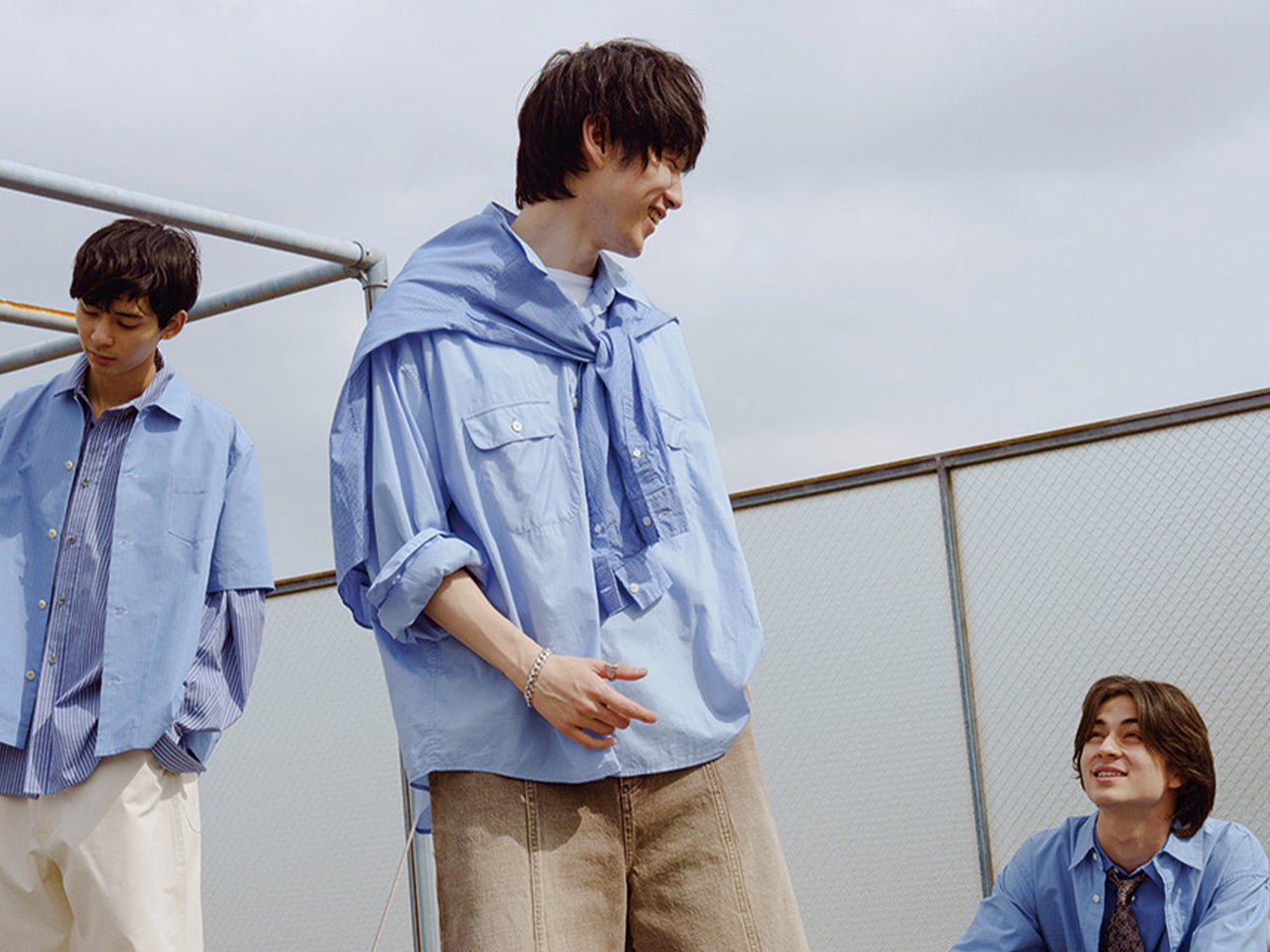 春のカラーシャツは白？ブルー？濃淡やステッチ、ボタン...定番こそディテールで“差をつける”着こなしを。