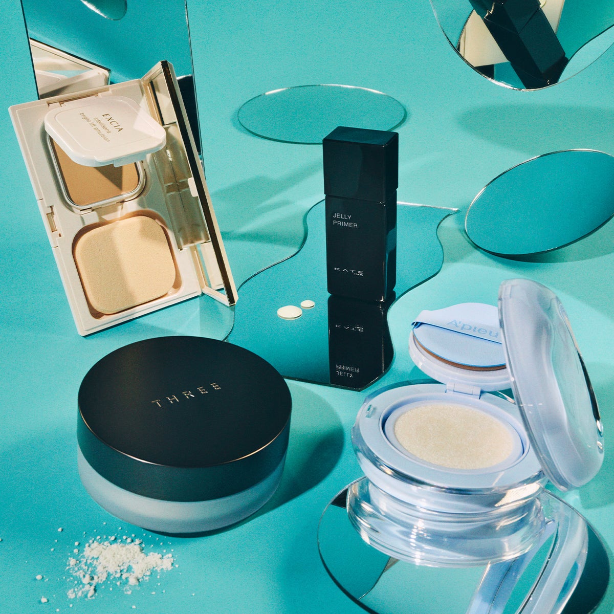 A’pieuのウォーターロック サラサラパクト UVトーンアップ、KATEのジュレリーププライマー オーシャングリーン、THREEのアドバンスドエシリアル スムースオペレーター ルースパウダー X04、EXCIAのアンテリサンス ブライト リフトエマルジョン NA201